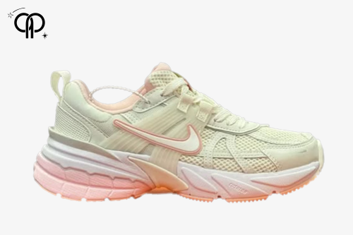 حذاء نسائي نايك v2k ابيض مع بينك a Nike V2K Run wo...