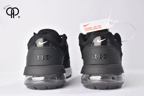 حذاء نسائي نايك أسود مع أبيض a Nike Air Max Pulse...