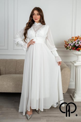 فستان أبيض بأكمام طويلة