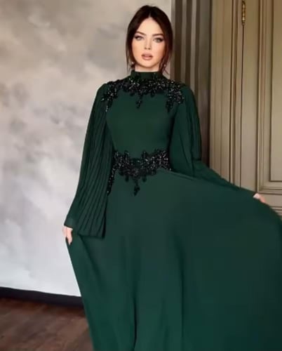 فستان الفخامة المطرّز بالأكمام الكسرات