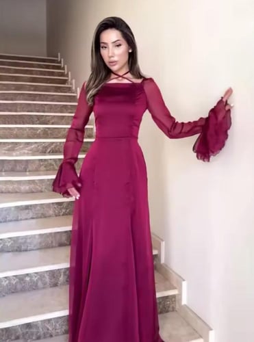 فستان طويل بأكمام طويله مكشكشه