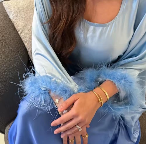 فستان انيق بأكمام ريش