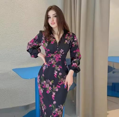 فستان انيق بأكمام منفوخة ونقوش زهرية