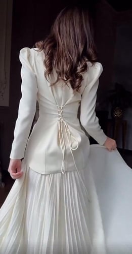 فستان انيق بقصه منحنيه وطيات راقيه