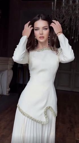 فستان انيق بقصه منحنيه وطيات راقيه