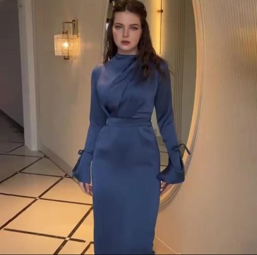 فستان طويل بأكمام طويله وخصر عالي