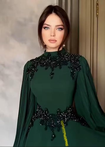 فستان الفخامة المطرّز بالأكمام الكسرات