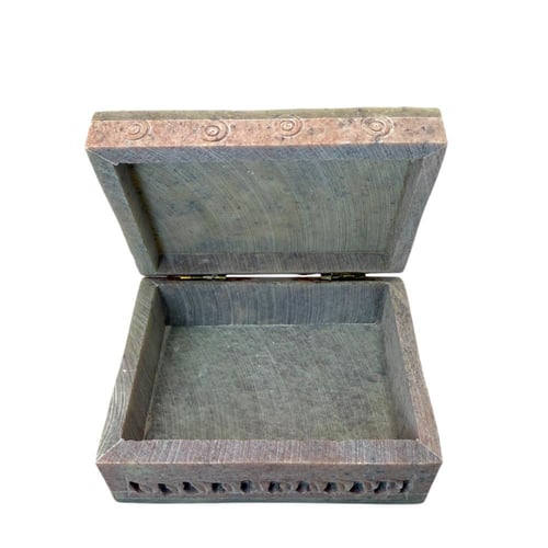 صندوق منحوت من الحجر بالكامل