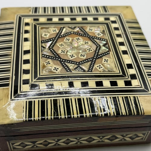 صندوق اندلسي من الخشب مرصع بالاصداف البحريه