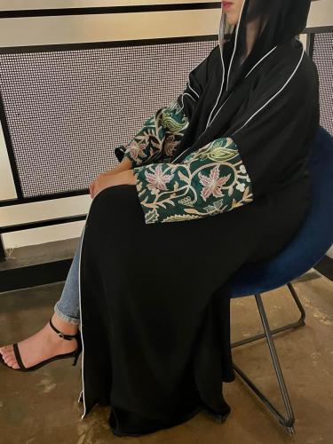 عباية زاهيه