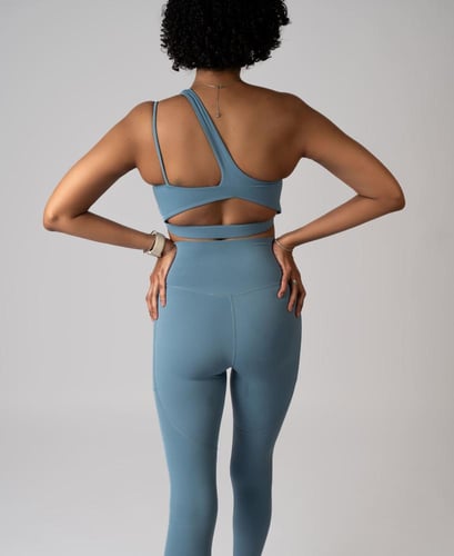 طقم رياضي نسائي بكتف واحد (سماوي)