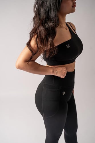 طقم رياضي نسائي بكتف واحد (أسود)