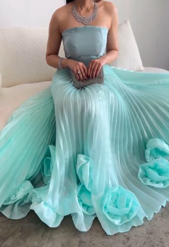 فستان ازرق مزين بكسرات