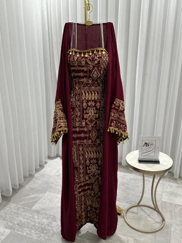 فستان تراثي أنيق باللون العودي