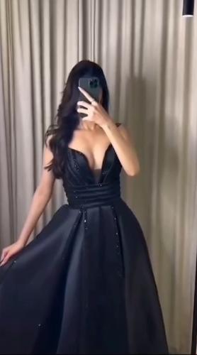 فستان أسود طويل مع تطريز