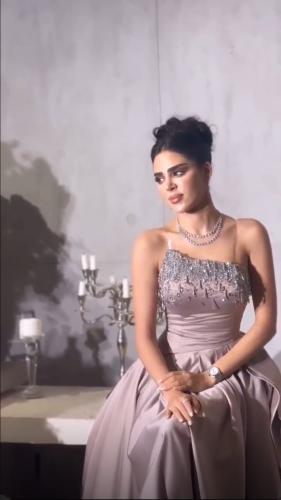 فستان طويل فخم مطرز بكرستالات