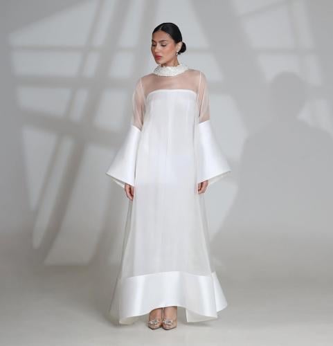 فستان ابيضّ ناعم مزين بلؤلؤ