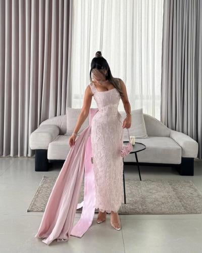 فستان طويل بذيل