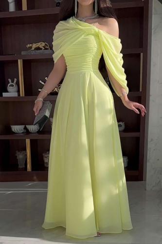 فستان أصفرفاتح بتصميم ناعم