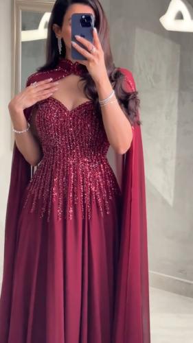 فستان أحمر طويل