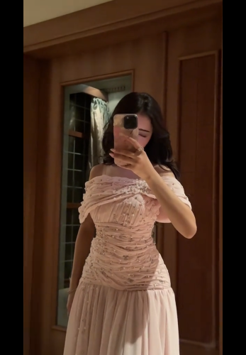 فستان وردي ناعم