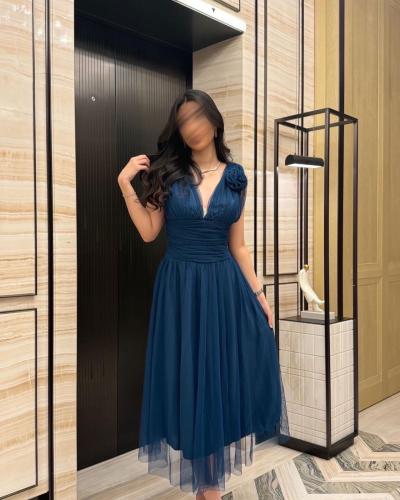 فستان كحلي بتصميم انيق وبسيط