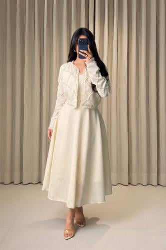 فستان ابيضّ بقطعتين مزين بالؤلؤ