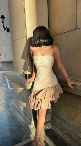 فستان قصير بطبقات سفلية