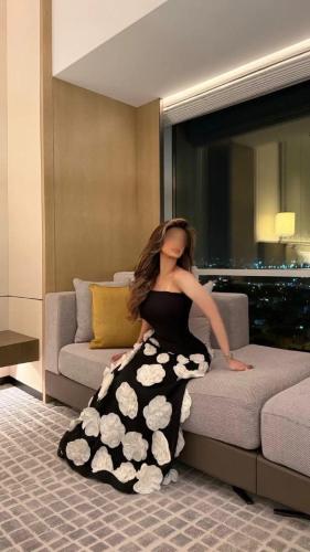 فستان أسود مورد