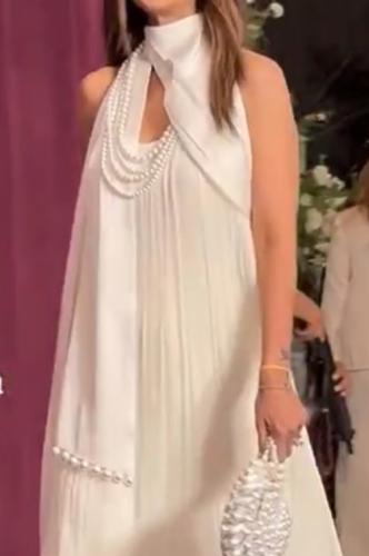 فستان أبيض طويل بلمسات الولو الراقية