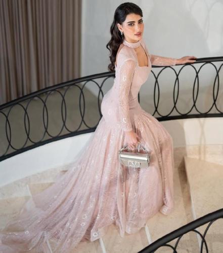 فستان دانتيل باللون الوردي