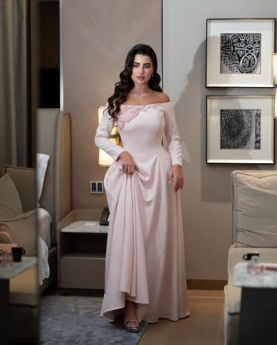 فستان وردي بتطريز