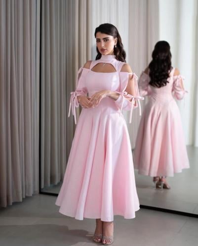 فستان بطابع لطيف وأنيق مزين بفيونكات