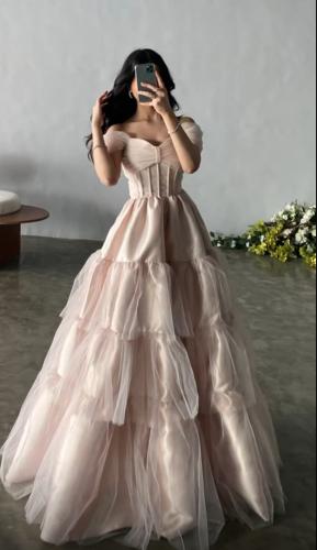 فستان وردي طويل وفخم