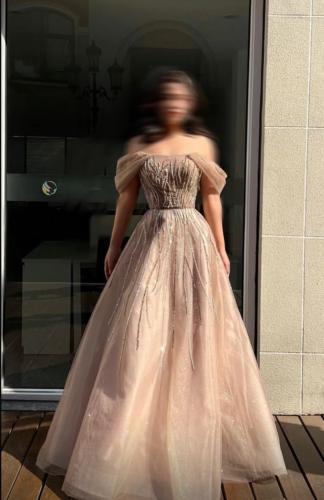 فستان طويل فخم مطرز