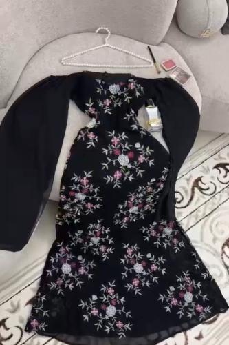 فستان اسود مورد