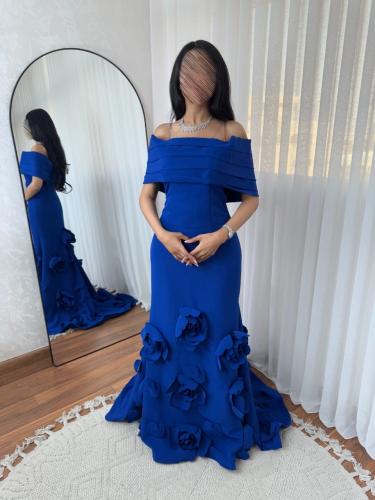 فستان طويل مزين بورود