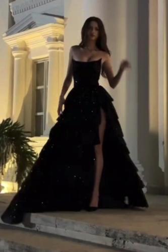 فستان أسود بفتحه ساق طويل ومزين بالترتر