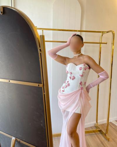 فستان سهرة مطرز بزهور وردية ناعمة مع تنورة من قماش...