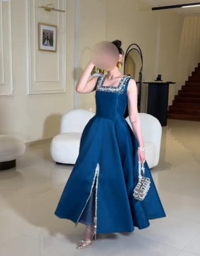 فستان ازرق أنيق مطرز بكرستالات على الصدر