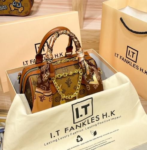 حقيبة نسائية من الجلد الأصلي