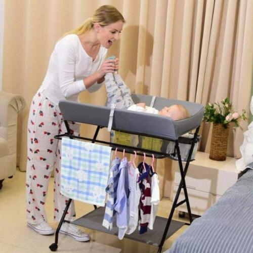 طاولة تغيير حفاضات الأطفال