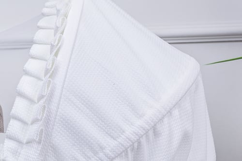 سلة خيزران رمادي مع تلبيسة فيسبوك