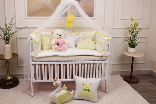 مفرش طفل معا جوانب مطرزه