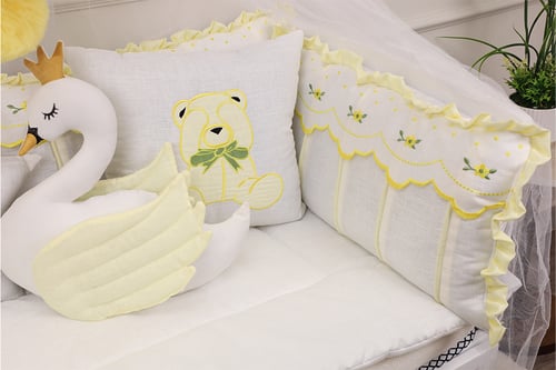 مفرش طفل معا جوانب مطرزه