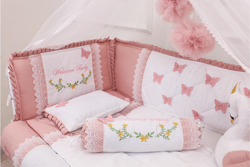 مفرش طفل معا جوانب مطرزه