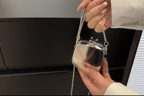 حقيبة يد معدنية صغيرة جدًا