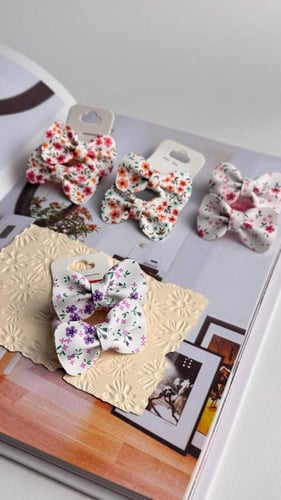 بكلات جلد أبيض برسومات أزهار