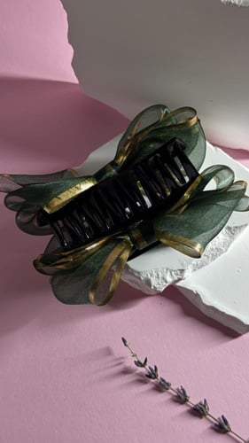 مساكة شعر أخضر و ذهبي