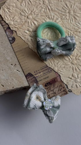 بكلات قماش أبيض وأخضر فاتح